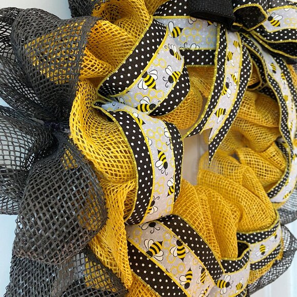 Handmade Honey Bee Wreath, Bee Home Decor, Spring Wreath - Picture 4 of 5